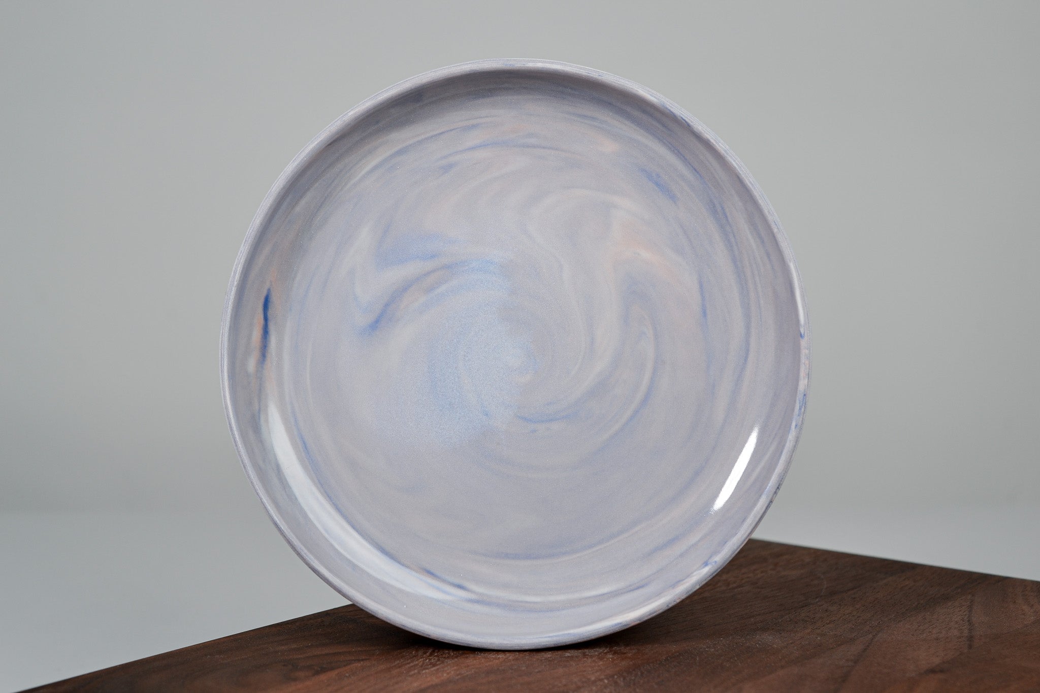 Podšálek z porcelánu - Flow - červánkový