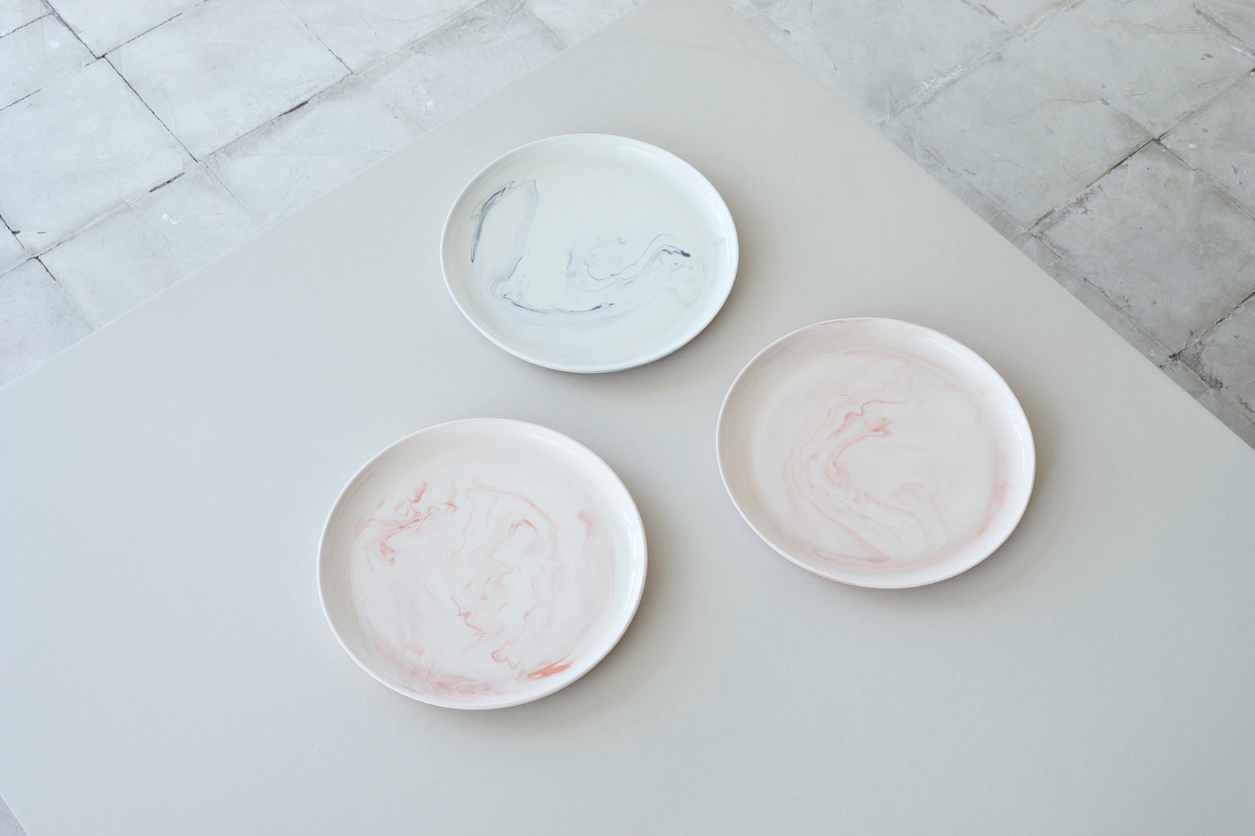 Talíře z mramorovaného porcelánu