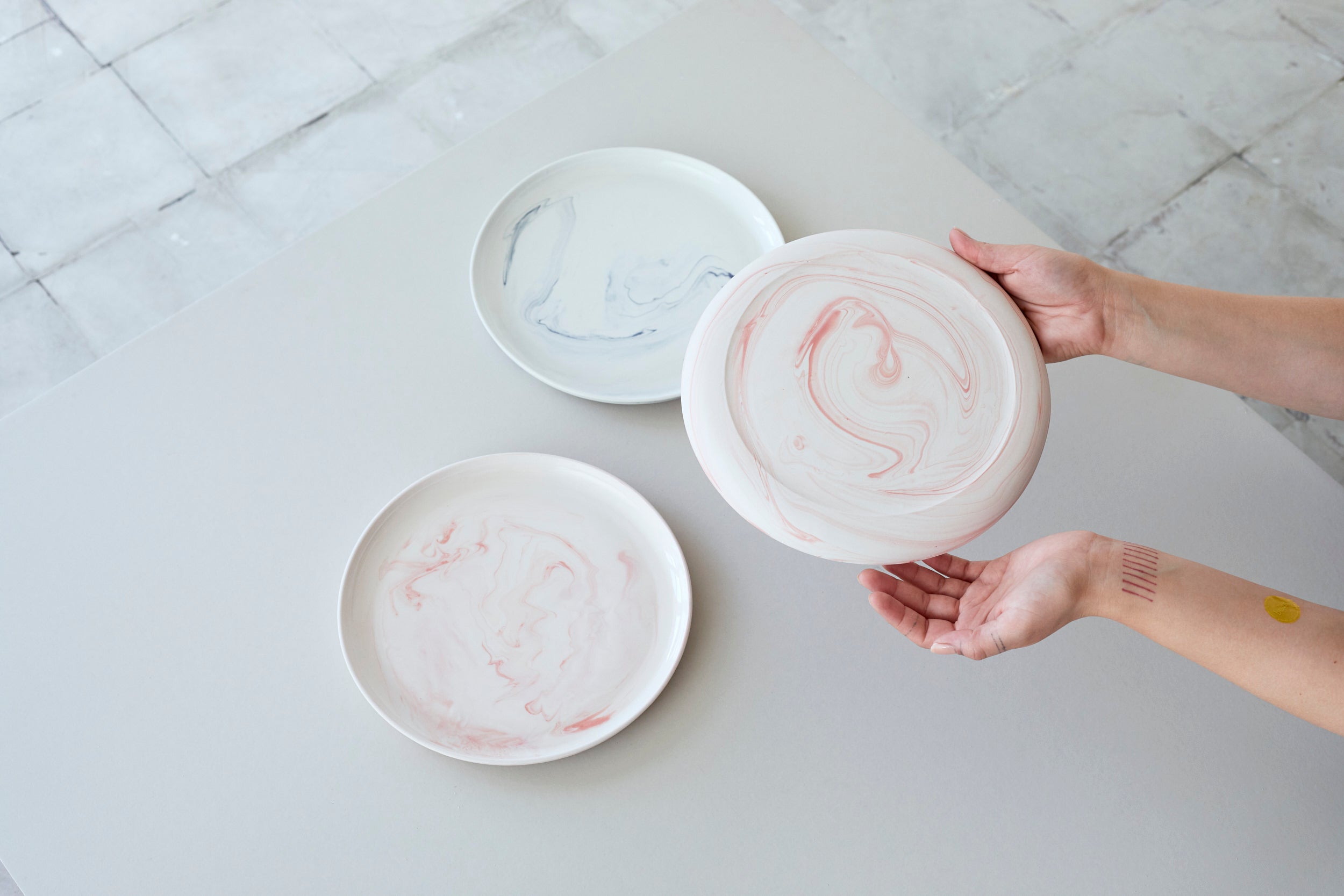 Talíře z mramorovaného porcelánu
