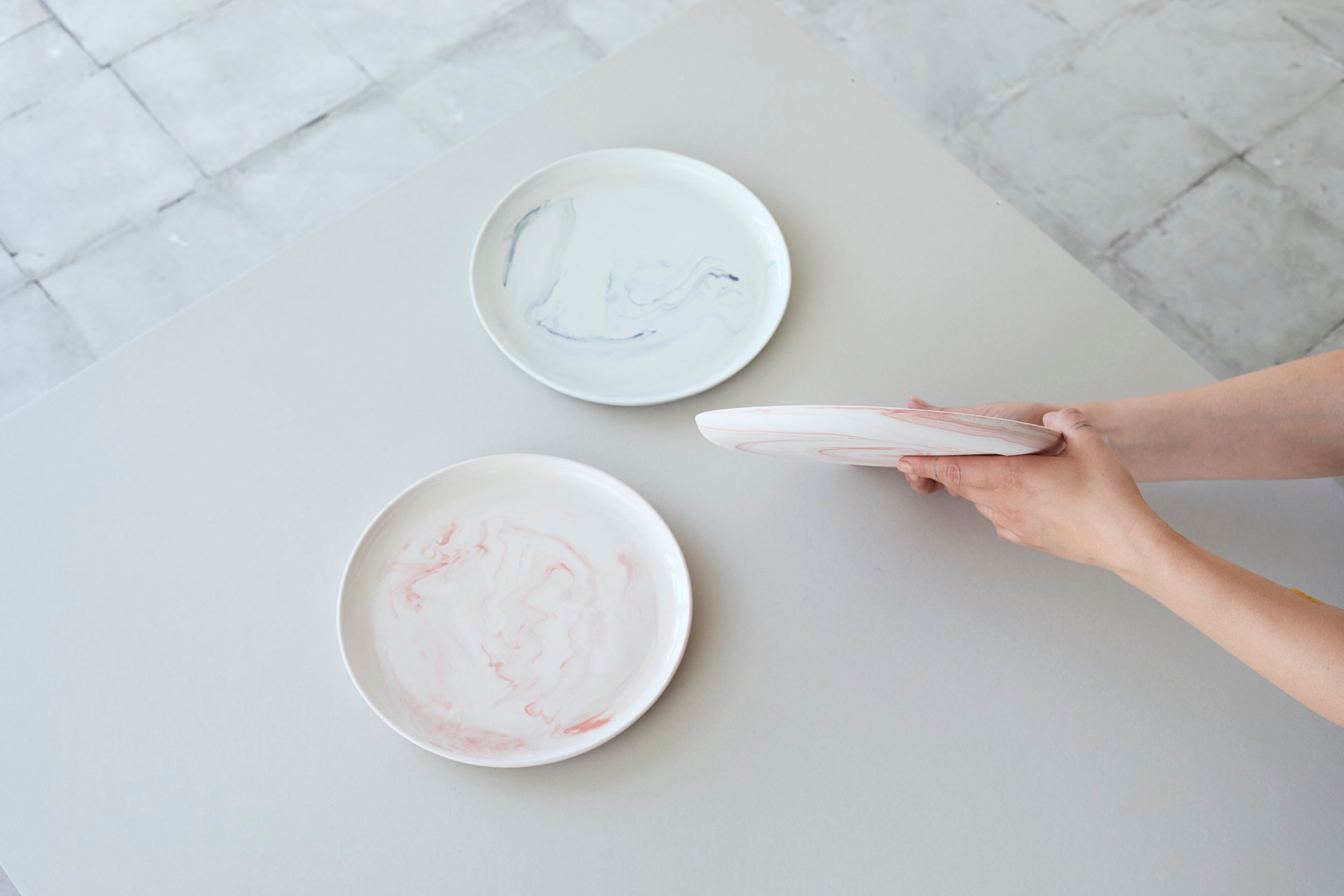 Talíře z mramorovaného porcelánu