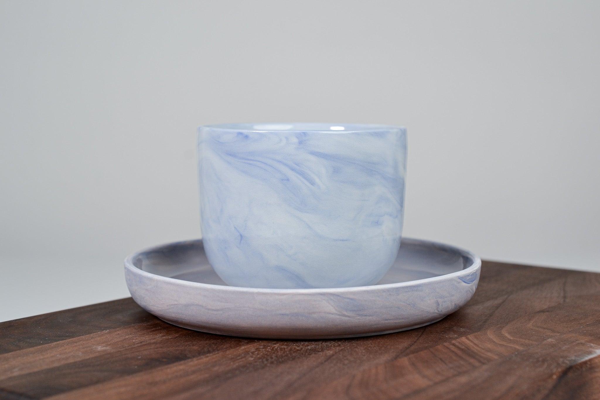 Podšálek z porcelánu - Flow - červánkový