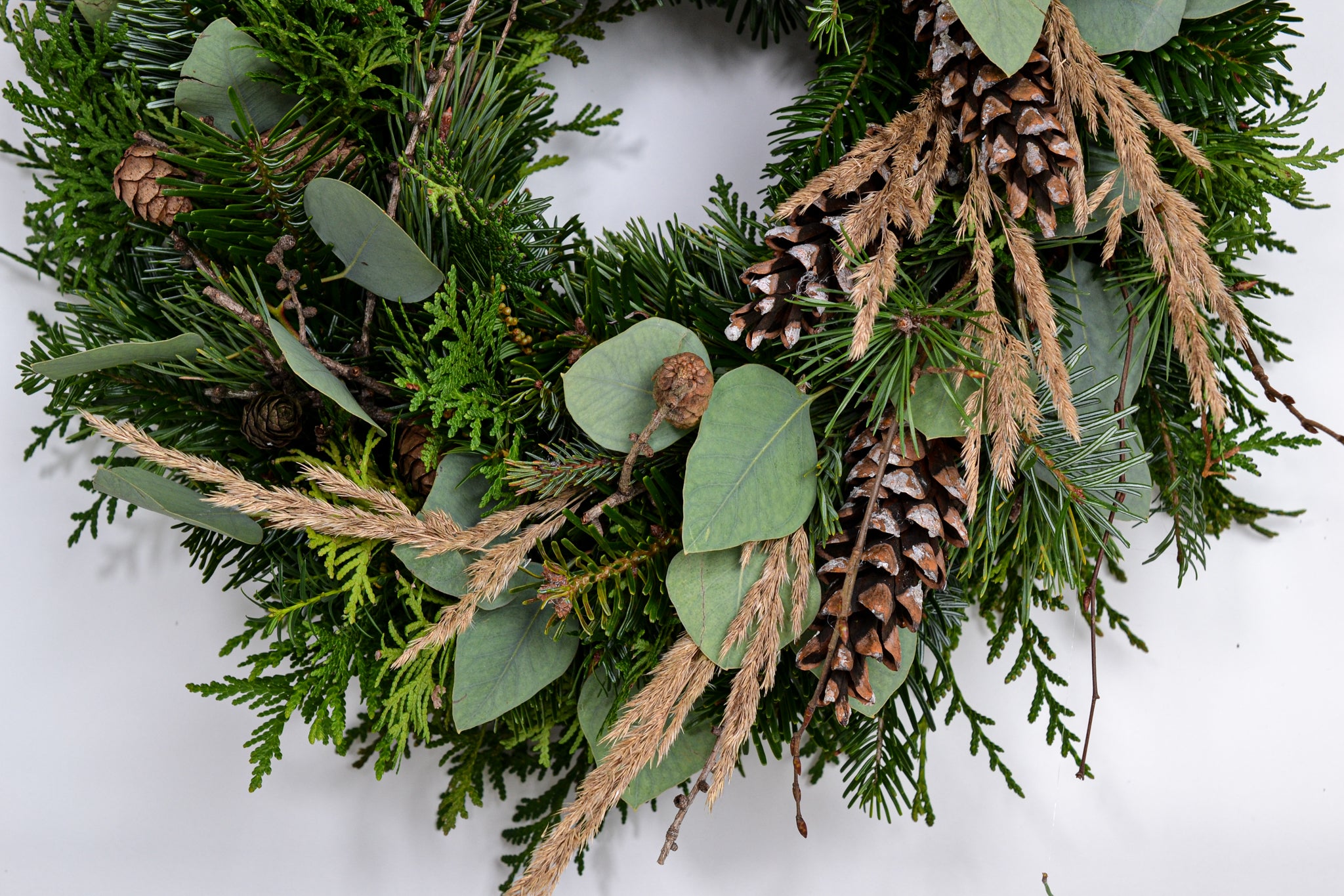 Vánoční věnec - eukalyptus a šišky
