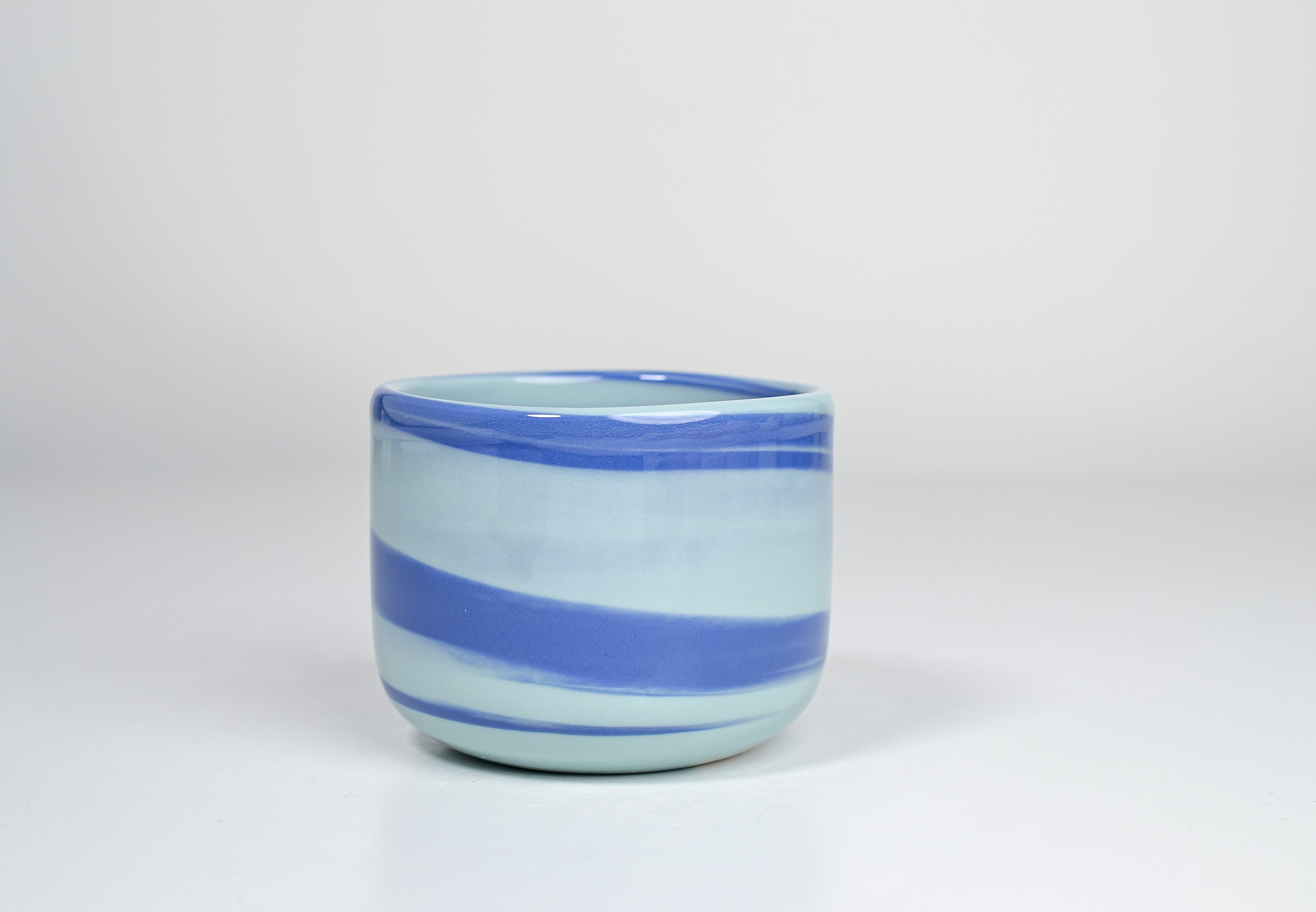 Let it flow. Porcelain cup. 180ml glossy version