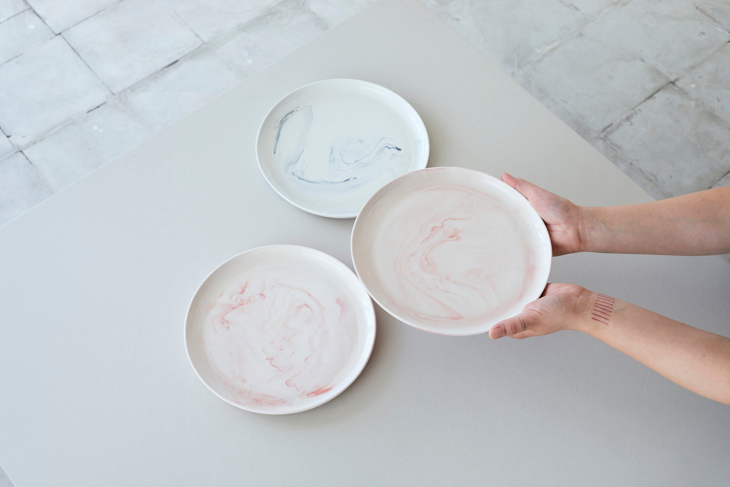 Talíře z mramorovaného porcelánu