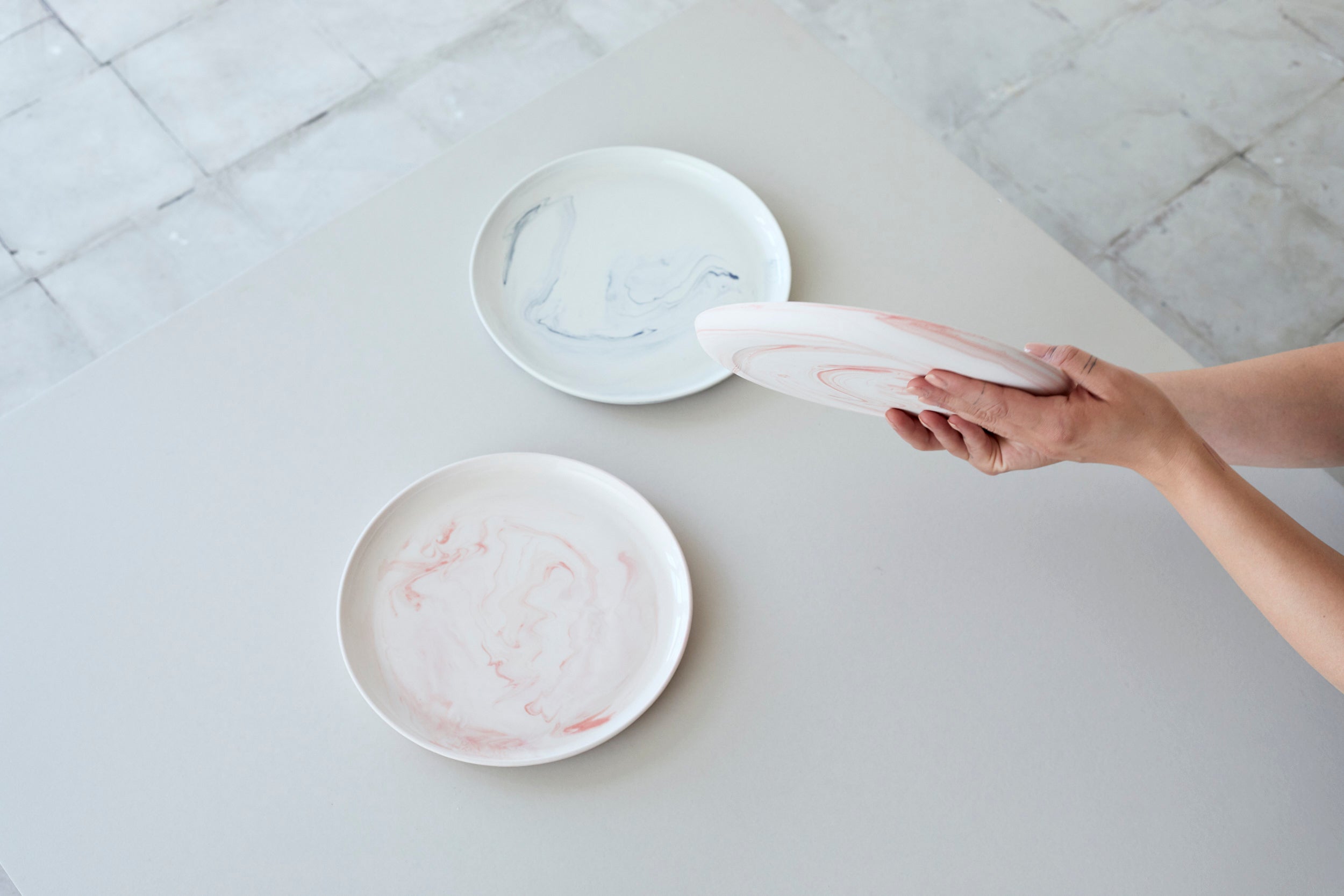 Talíře z mramorovaného porcelánu