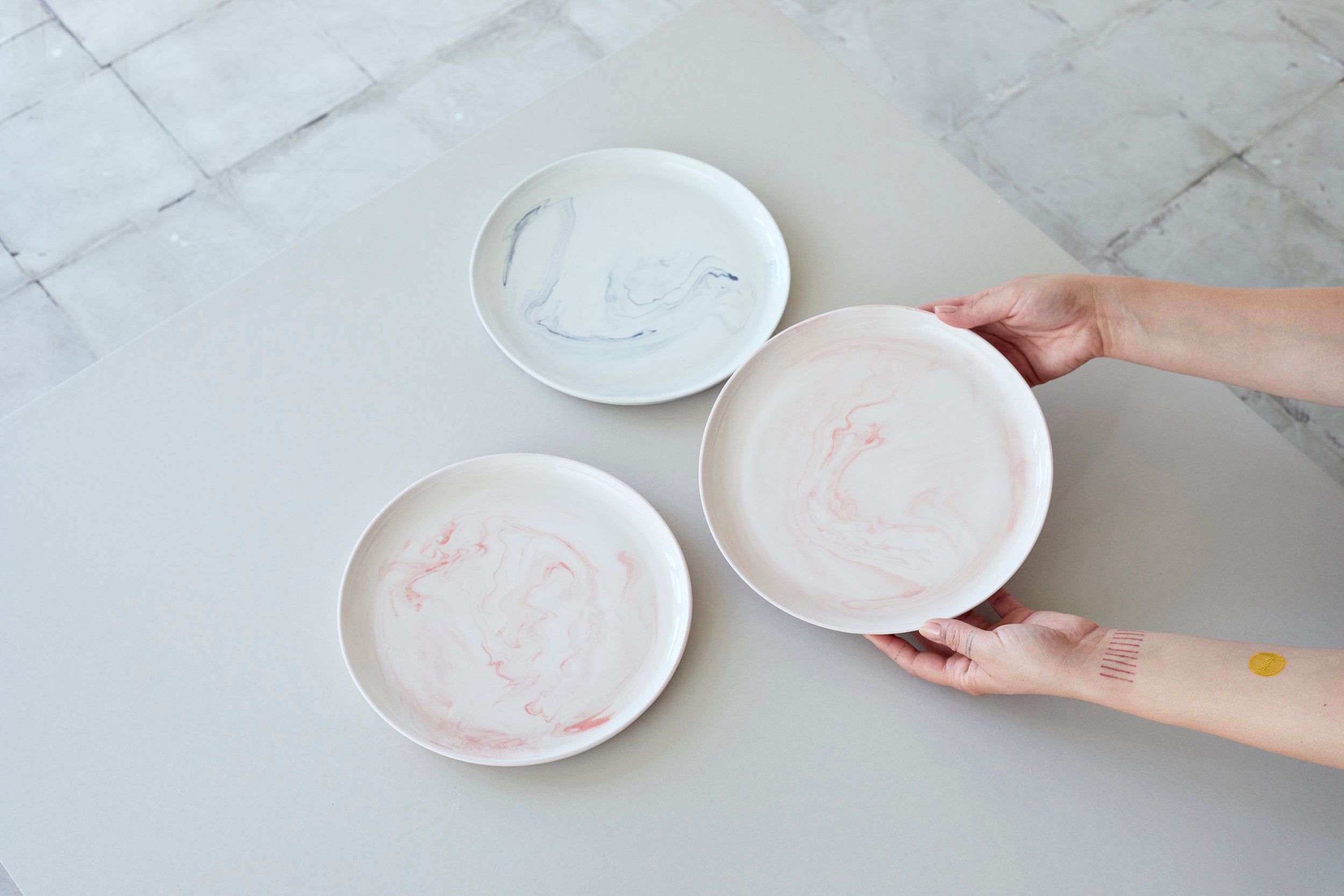 Talíře z mramorovaného porcelánu