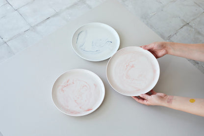 Talíře z mramorovaného porcelánu