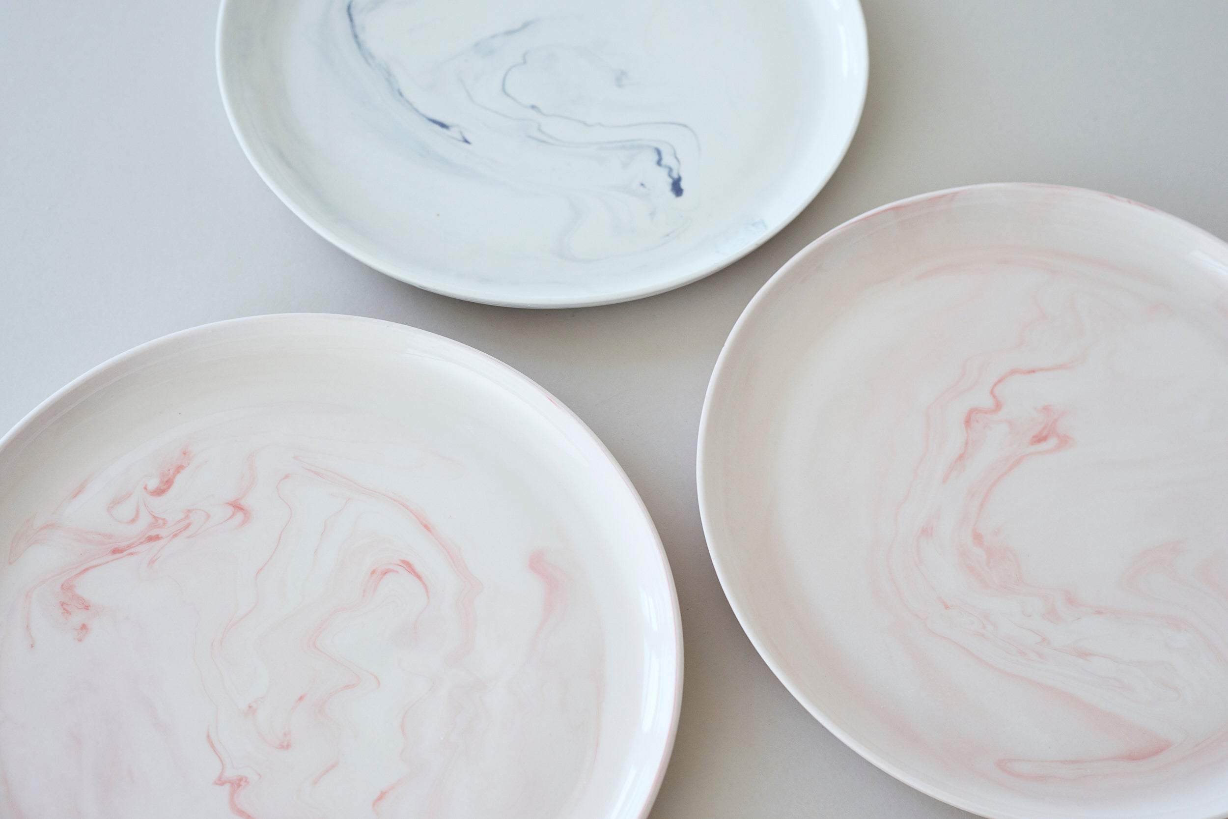 Talíře z mramorovaného porcelánu