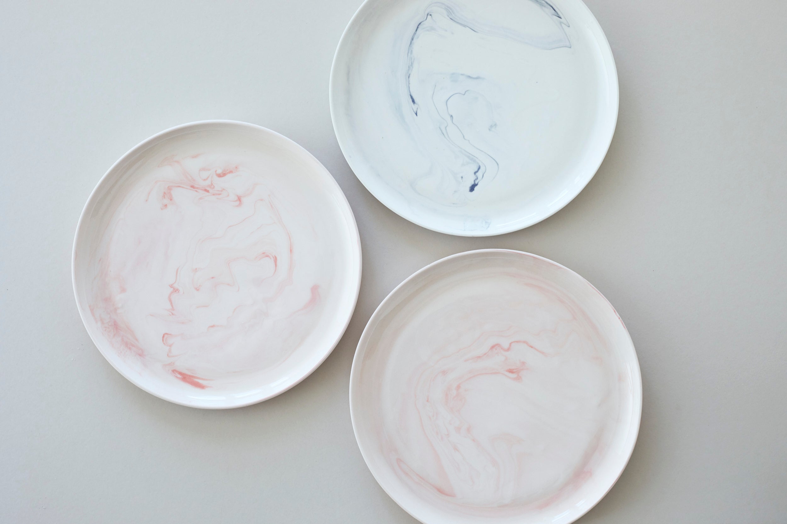 Talíře z mramorovaného porcelánu