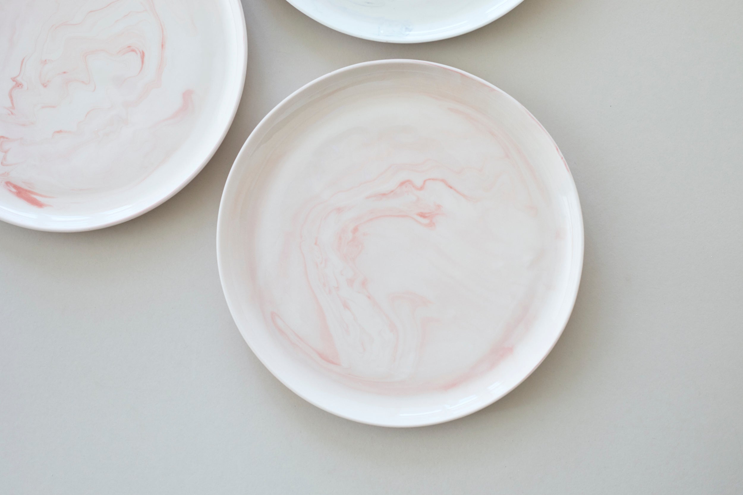 Talíře z mramorovaného porcelánu